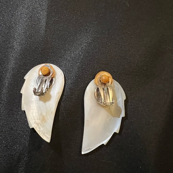White mother of pearl Angel Wing sea shell carved clip on earrings - Picture 3 of 3